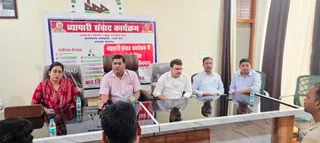 औद्योगिक क्षेत्र में उद्यमियों को जानकारी देते राज्य कर विभाग के अधिकारी। जागरण